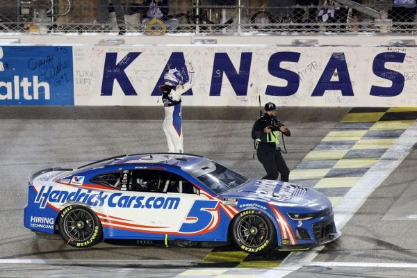 Cup Series roars into Kansas to begin Round of 12